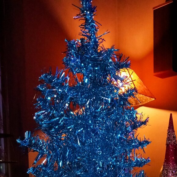 Sparkly Christmas Tree Blue Tinsel Table Top Decor Retro-Style w/FREE skirt - Picture 5 of 8